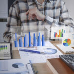 empresarios que trabajan finanzas contabilidad analizan financión